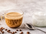 Aceite de coco en el café