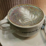 Sorprender a tus amigos con un café brillante con purpurina