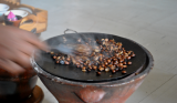 Prepara un buen café etíope, como a la antigua.